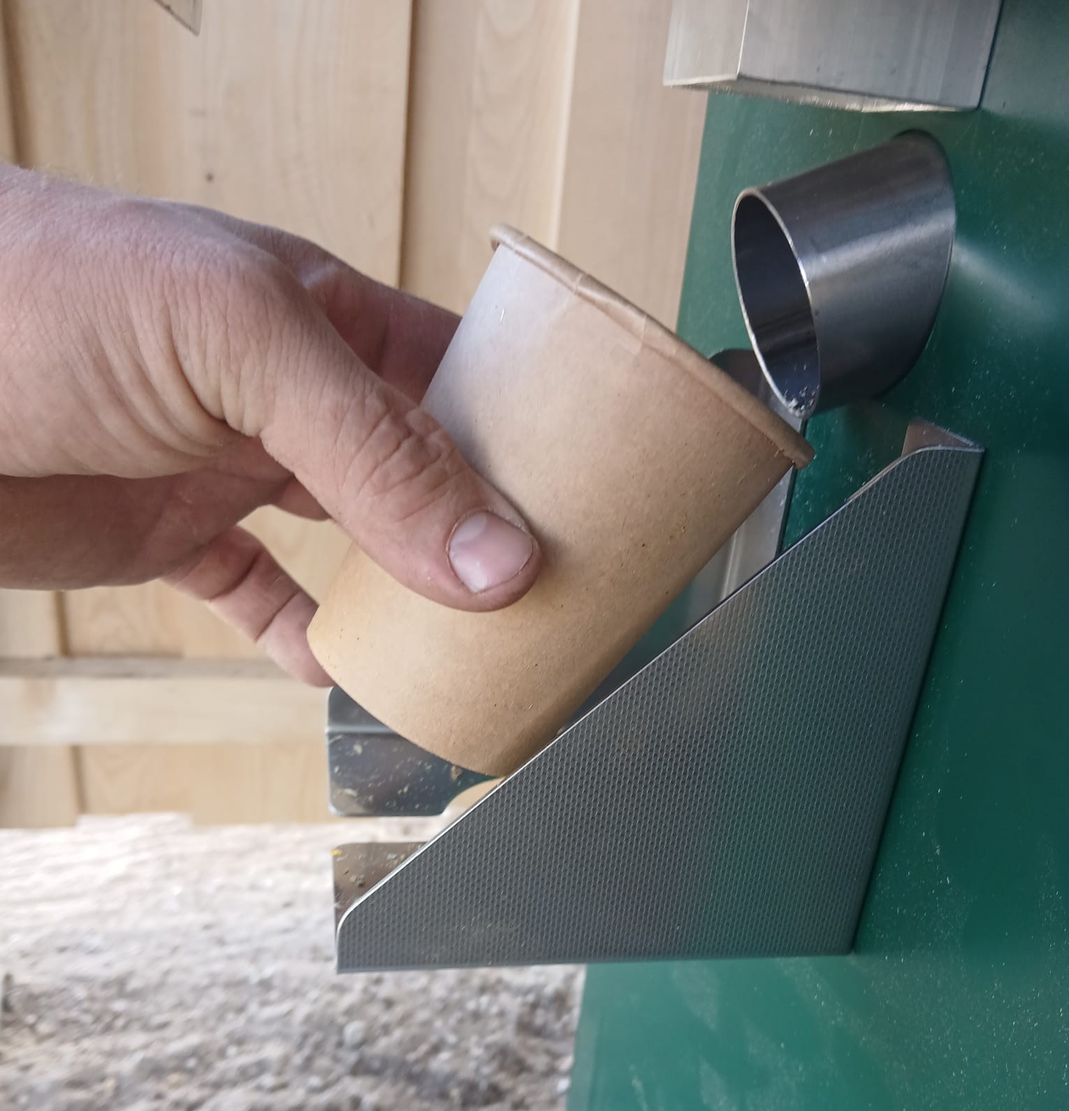 24- F-Praktischer Futterauwurf (2)