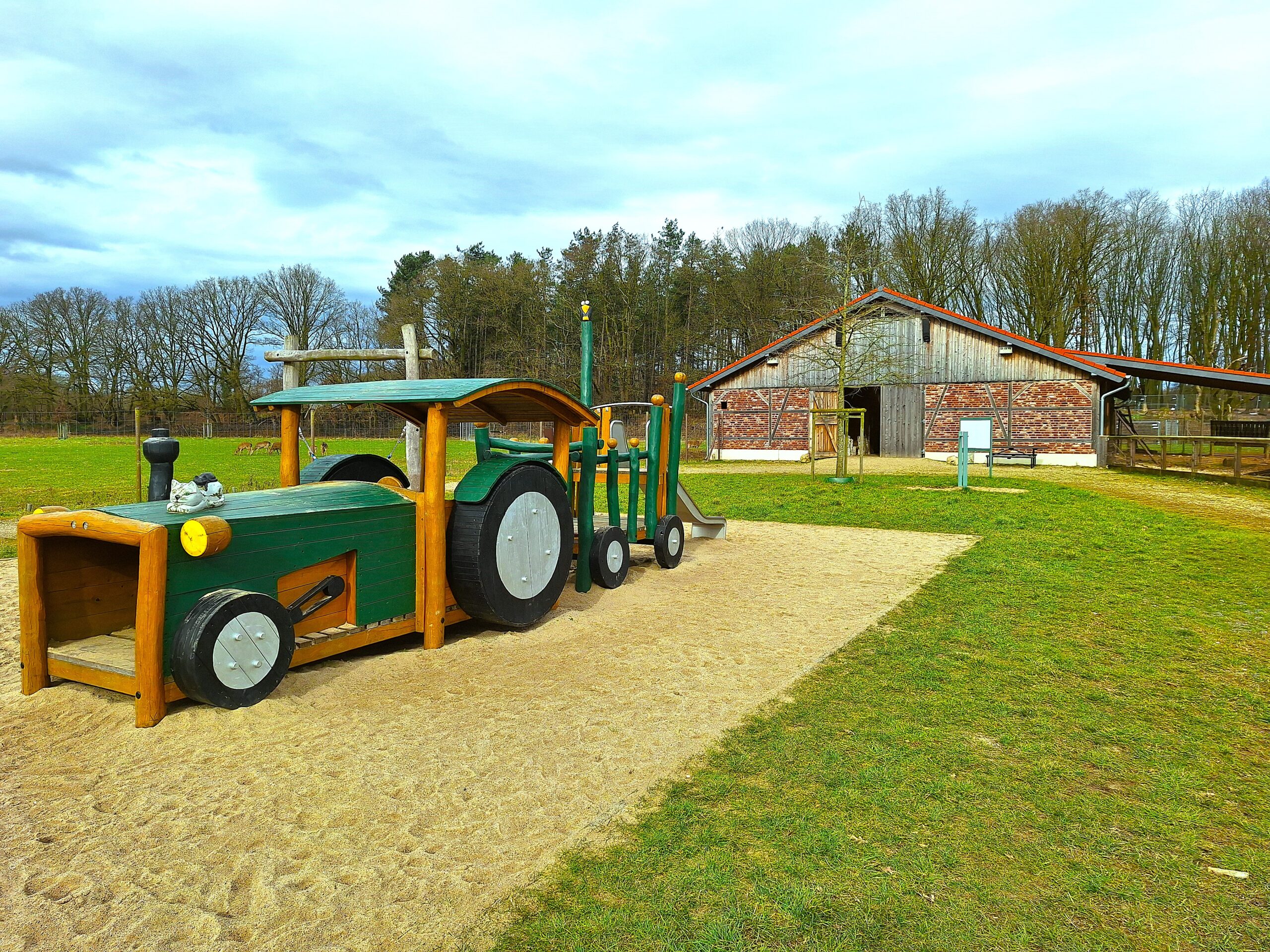 28 - Scheune mit Spieltrecker auf Erweiterungsfläche